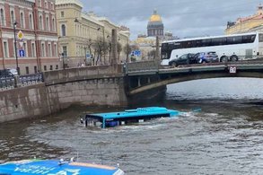 Водитель легковушки в Кировской области снес автобусную остановку и угодил в канаву