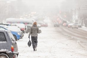 Из-за снегопада кировчан просят отказаться от поездок на летней резине